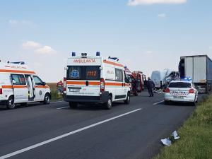 O femeie a murit în microbuzul intrat sub un TIR la Cotorca, în Ialomița