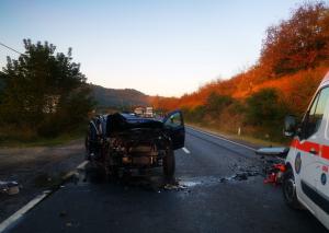 Femeie moartă din cauza unei depăşiri imprudente, la Cluj. Două mașini au fost făcute praf în impact