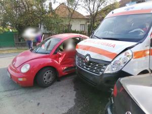 O ambulanță aflată în misiune a fost lovită de o șoferiță de 54 de ani, în Hunedoara