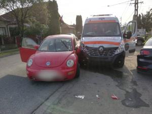 O ambulanță aflată în misiune a fost lovită de o șoferiță de 54 de ani, în Hunedoara