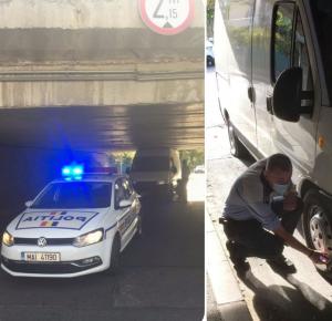 Un șofer a rămas înțepenit cu duba în pasajul de sub Calea Turzii din Cluj (Foto)
