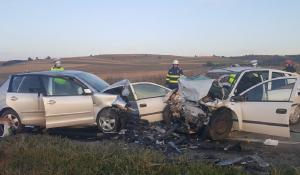 Trei morți la Cernat, în Covasna, două mașini s-au lovit frontal. Alți doi oameni sunt grav răniți