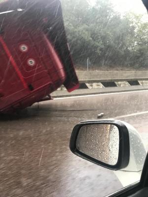Cabină de TIR ruptă de pe șasiu în Italia, șoferul român a spulberat o dubă cu camionul