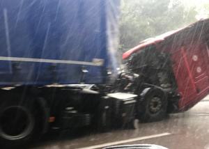 Cabină de TIR ruptă de pe șasiu în Italia, șoferul român a spulberat o dubă cu camionul
