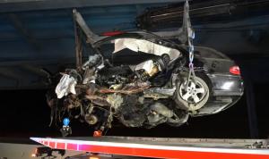 Mercedes despicat în două de un stâlp, șoferul a zburat de pe șosea peste parapeții de beton, lângă Berlin