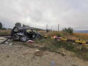 Volkswagen lovit de tren la Bacău, șoferul a scăpat cu viață din mașina făcută praf (Foto)