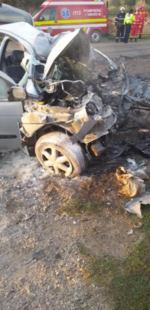 O tânără de 21 de ani a murit în mașina distrusă de o betonieră, la Preutești, în Suceava