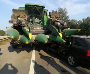 Accident înfiorător în Vrancea, după ce o combină agricolă a intrat pe contrasens