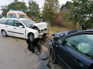 Dezastru pe o șosea din Suceava, un mort și patru răniți după ce două maşini s-au făcut praf la Milișăuți