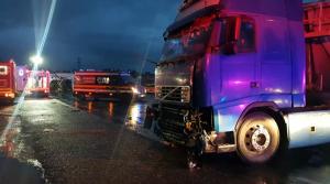 Plan roșu de intervenție la Lețcani. Șofer mort după un accident teribil între un TIR, un autocar și un microbuz