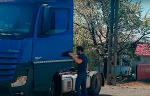 Samy, șofer de TIR din Suceava, victima unui accident de motocicletă, caută un loc de muncă, ca să-și crească cei 4 copii