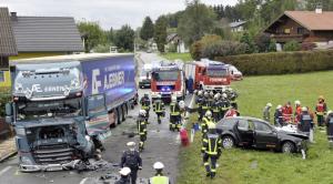 Patru români într-un Audi distrus după impactul frontal cu un camion, în Austria