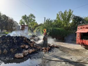 Pompierii bulgari au trecut granița în România ca să stingă un camion care ardea la Ostrov
