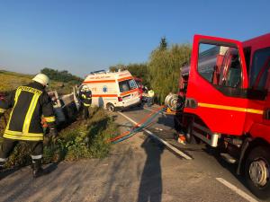 Accident mortal cu o ambulanță, în Satu Mare. O persoană a ars de vie, după impact
