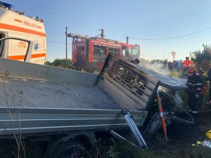 Imagini cu camioneta în care a ars un om, în flăcări, în Satu Mare. A intrat într-o ambulanță cu pacienți (video)