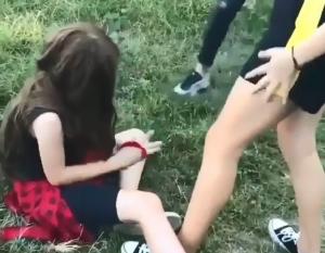 Adolescenta reținută în Târgu Jiu, după ce a bătut o altă fată, lăsată în libertate (Video)