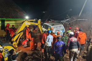 Cel puţin 11 oameni au murit şi alţi 18 au fost răniţi în urma alunecărilor de teren, din Indonezia