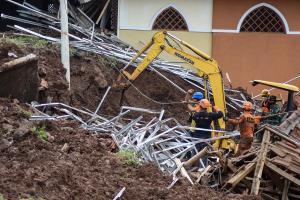 Cel puţin 11 oameni au murit şi alţi 18 au fost răniţi în urma alunecărilor de teren, din Indonezia