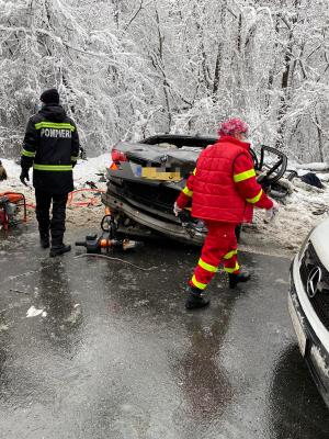 Un BMW cu volan pe dreapta a făcut prăpăd pe un drum din Argeș. Trei bărbați au murit, un TIR a fost aruncat într-o râpă