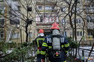 Doi iepurași au fost salvați de pompierii bucureșteni dintr-un incendiu violent. Nouă persoane au fost evacuate