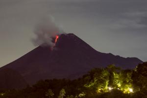 Imagini spectaculoase surprinse cu vulcanul Merapi, unul dintre cei mai activi din lume