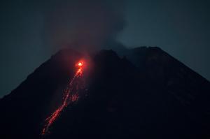 Imagini spectaculoase surprinse cu vulcanul Merapi, unul dintre cei mai activi din lume