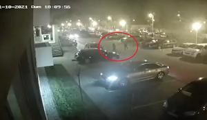 Momentul în care poliţistul local din Oradea îşi înjunghie soția în parcare, filmat de camerele de supraveghere