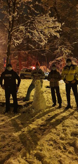 Polițiști sibieni chemați la o intervenție, luați la "bătaie" cu bulgări de zăpadă de două fete, în Parcul sub Arini