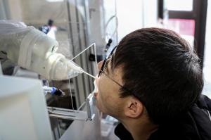 Un robot efectuează teste de coronavirus, într-un oraş din nord-estul Chinei