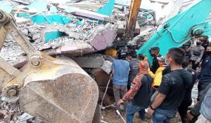 Zeci de morți și sute de răniți în urma unui cutremur cu magnitudinea de 6,2 în insula Sulawesi din Indonezia