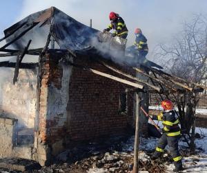 Un bărbat din Olt a sunat la 112 să anunțe că-i arde casa, pompierii l-au găsit carbonizat, în pat