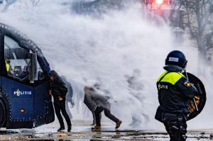Protest violent la Amsterdam. Manifestanţii anti-guvern au fost călcați de cai și dispersați cu tunuri de apă
