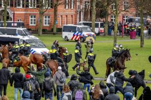 Protest violent la Amsterdam. Manifestanţii anti-guvern au fost călcați de cai și dispersați cu tunuri de apă