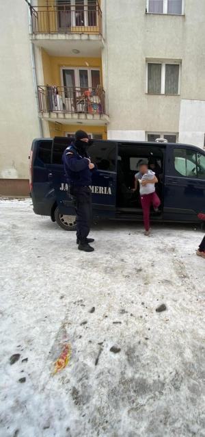 Jandarmii au scos din flăcări patru copii, la Bistrița. Au intrat după ei cu un stingător de mașină: ”Toți din casă dormeau”