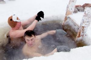 Baie la -50 de grade Celsius în Yakutsk, cel mai friguros oraș din lume