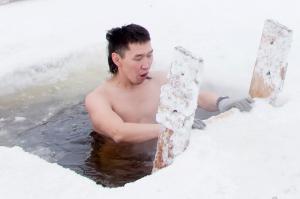 Baie la -50 de grade Celsius în Yakutsk, cel mai friguros oraș din lume