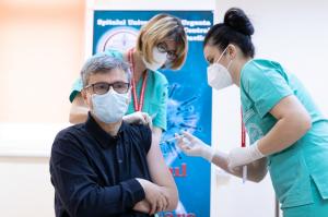 Membrii Guvernului, vaccinaţi anti-Covid la Spitalul Militar Carol Davila: Recomandăm tuturor să se vaccineze