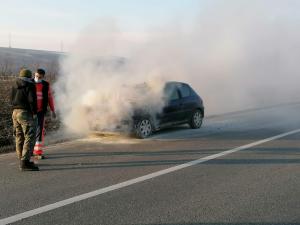 O mașină a luat foc în mers, la Vaslui. Șoferul, un bărbat cu dizabilități, abia își scosese autoturismul din service