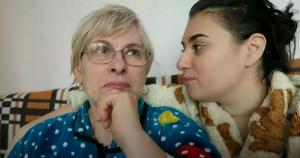 Durere cumplită pentru o vloggeriţă din România, după ce şi-a pierdut mama: "Te las în mâinile lui Dumnezeu". Apelul emoţionant al cântăreţei