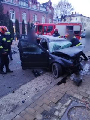 Accident grav între un Audi şi un Volkswagen, în Vatra Dornei, chiar în faţa subunităţii de pompieri. O persoană a rămas încarcerată
