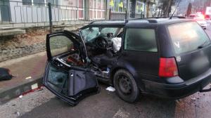 Accident grav între un Audi şi un Volkswagen, în Vatra Dornei, chiar în faţa subunităţii de pompieri. O persoană a rămas încarcerată
