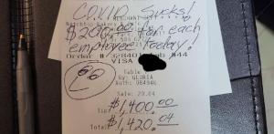 Un client a lăsat câte 200 de dolari bacșiș pentru cei 7 angajați ai unui restaurant şi un mesaj. „Am fost toți șocați”