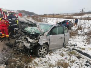 Accident cumplit la Brașov, mașini făcute zob după impact. Un șofer a rămas încarcerat