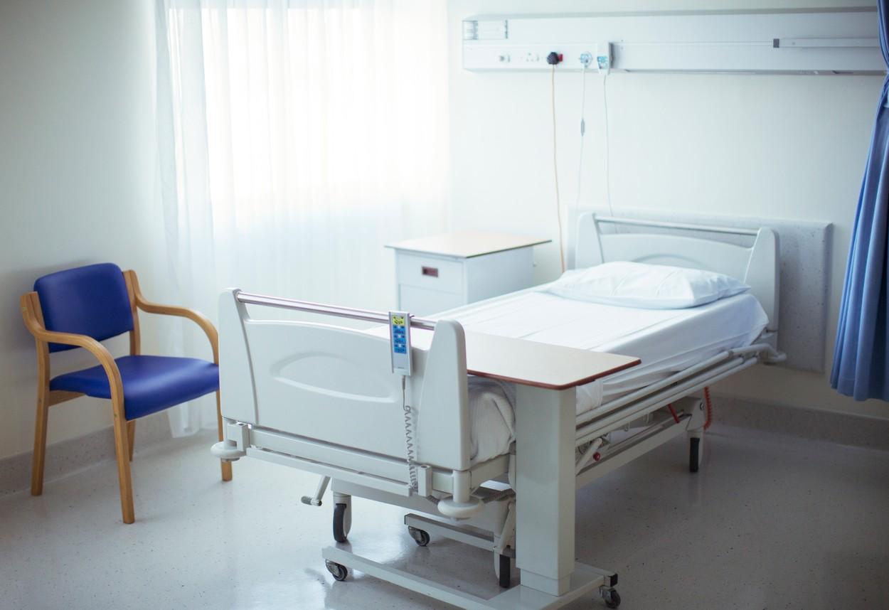 Больничная кровать в палате