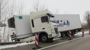Un şofer român de TIR a făcut prăpăd pe o autostradă din Germania. Tânărul era cu soţia în camion