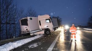Un şofer român de TIR a făcut prăpăd pe o autostradă din Germania. Tânărul era cu soţia în camion
