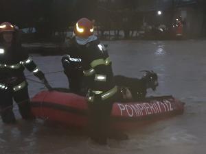 Potop în judeţul Gorj, după codul roșu de ploi. Animale luate de viitură, zeci de case inundate