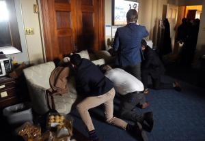 Clădirea Capitoliului SUA, luată cu asalt de susținătorii lui Donald Trump. Imagini incredibile cu haosul din Washington