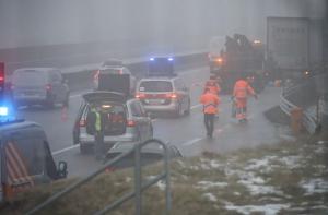 Adolescent român, găsit leșinat într-un autoturism de lux făcut praf într-un TIR, pe un drum din Austria