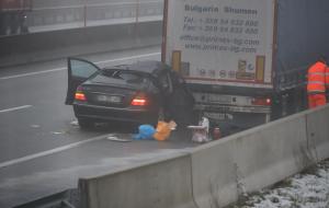 Adolescent român, găsit leșinat într-un autoturism de lux făcut praf într-un TIR, pe un drum din Austria